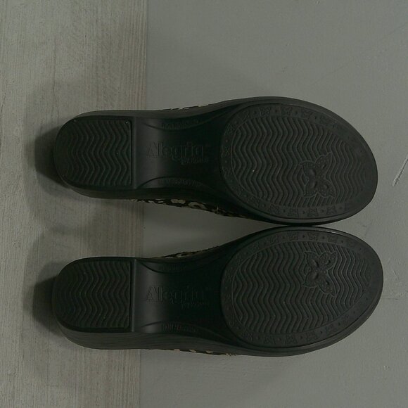 Sereniti Luxe Tundra Calf Hair Comfort Slip Resistant Clog | Mule Size 6 - Picture 13 of 14